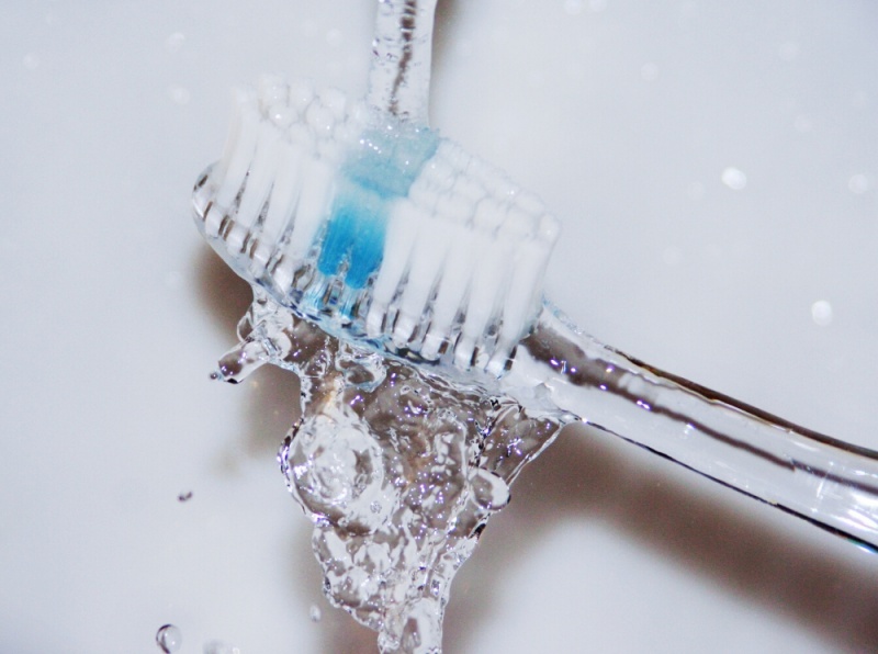Экспертное мнение: Как правильно выбирать зубную щетку: советы стоматолога